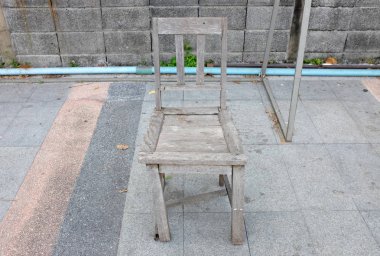 Genel parkta eski kırık ahşap sandalye