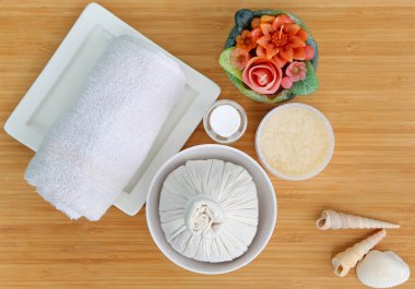 Spa bitkisel topu havlu ve Salt Scrub, Spa konsept arka plan ile sıkıştırma