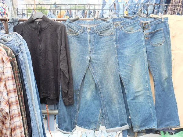 Gros plan de jeans dans un magasin — Photo