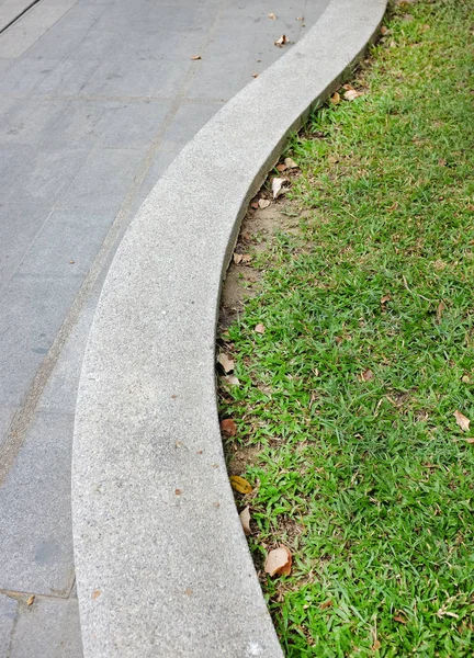 Cementu długa ławka w parku publicznym — Zdjęcie stockowe