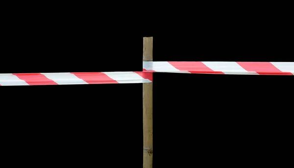 Red White fita de aviso e esgrima pólo de madeira é protege para Nenhuma entrada isolada no fundo preto — Fotografia de Stock