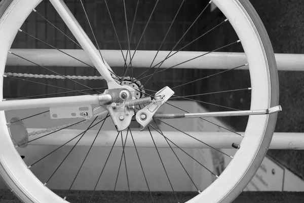 Achterwiel van het detail van oude fiets, zwart-wit Toon. — Stockfoto