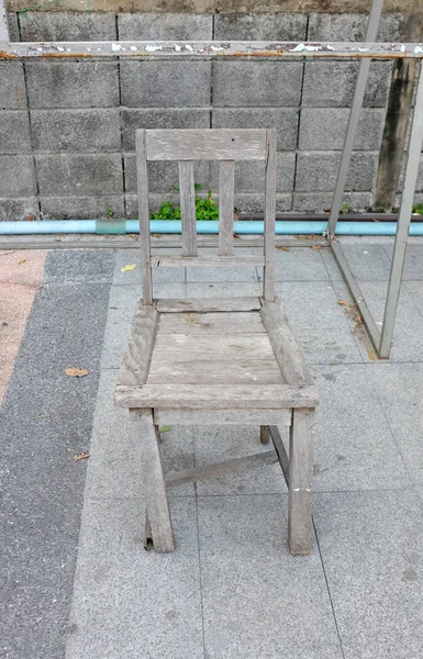 Old broken wood chair in the public park — Stock Photo, Image