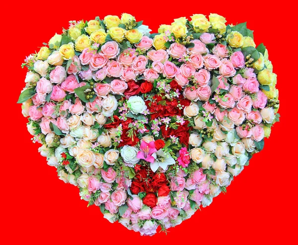 Valentinky den, srdce vyrobené z růže květ, izolované na červeném pozadí. — Stock fotografie