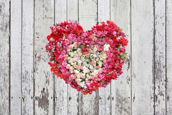 Día de San Valentín, Corazón hecho de flores de rosas sobre fondo de madera . — Foto de Stock