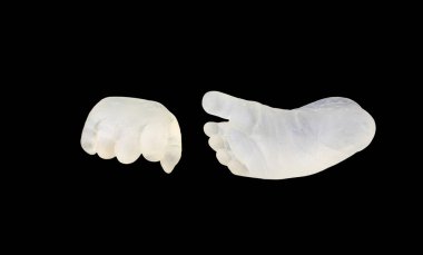 El ve ayak siyah arka plan üzerine izole reçine tarafından şekillendirme bebek. Yeni yaşam konsepti.