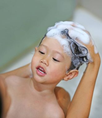 sevimli küçük kız olmak banyo ve annesi tarafından yıkadı