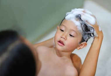 sevimli küçük kız olmak banyo ve annesi tarafından yıkadı