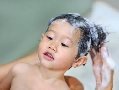 sevimli küçük kız olmak banyo ve annesi tarafından yıkadı