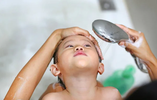 Sevimli küçük kız olmak banyo ve annesi tarafından yıkadı — Stok fotoğraf