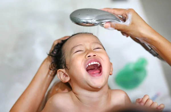 Süßes kleines Mädchen wird von ihrer Mutter gebadet und shampooniert — Stockfoto