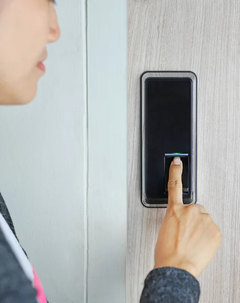 Fingeravtryck används som en identifieringsmetod på ett dörrlås — Stockfoto