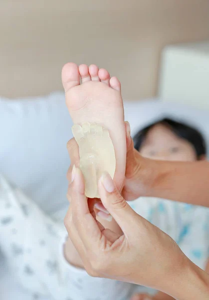 Мать сравнивает детскую ногу с ногой, формирующейся смолой у новорожденного . — стоковое фото