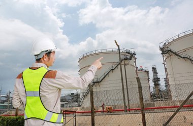 Erkek inşaat işçisi karşı gaz ayırma tesisi