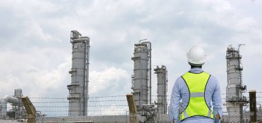Erkek inşaat işçisi karşı gaz ayırma tesisi