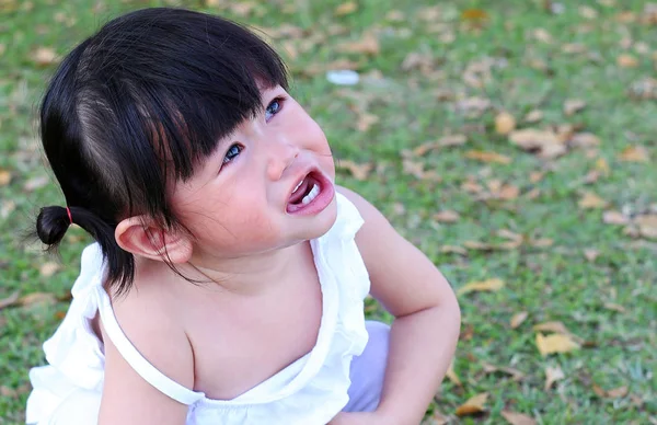 Primer plano linda niña llorando en el parque . — Foto de Stock