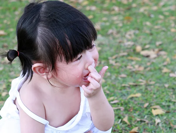 Close-up cute little girl crying in the park. — Stock Photo, Image
