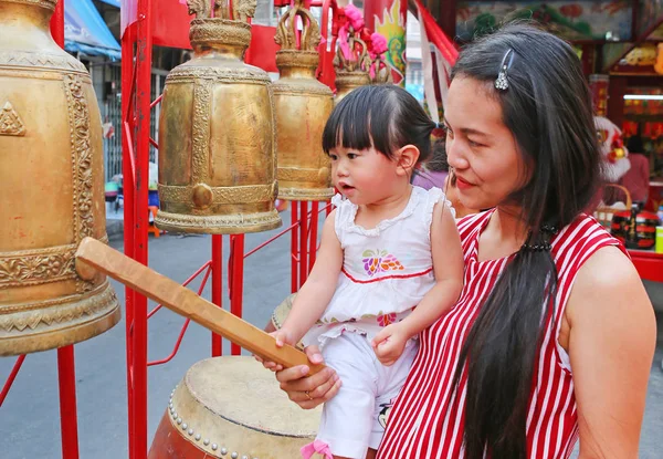 Ázsiai nő, és ő daugther megüt dob és a bell, a kínai újév ünnep — Stock Fotó