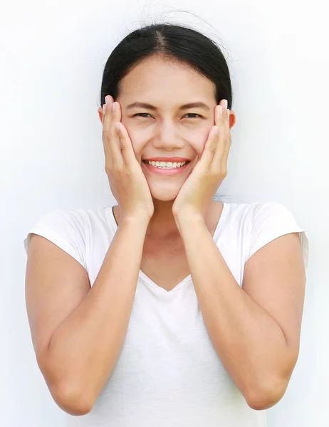Close up mulher asiática tocando sua bochecha com sorriso no fundo branco — Fotografia de Stock