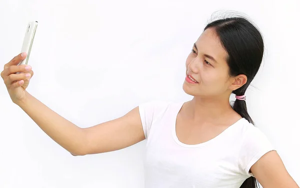 Nahaufnahme asiatisches Mädchen, das Fotos von sich durch Handy auf weißem Hintergrund macht — Stockfoto