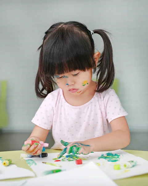 Mignon asiatique enfant fille peinture avec pinceau et aquarelle . — Photo