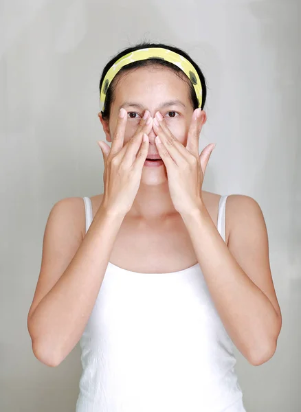 Mulher aplicando creme de espuma no rosto no banheiro — Fotografia de Stock