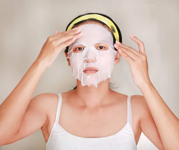 Portret van mooie jonge vrouw verjonging gezichts masker toe te passen op haar gezicht — Stockfoto