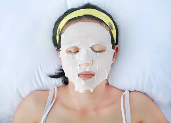 Beautiful brunette getting a facial treatment at the health spa — Stock Photo, Image