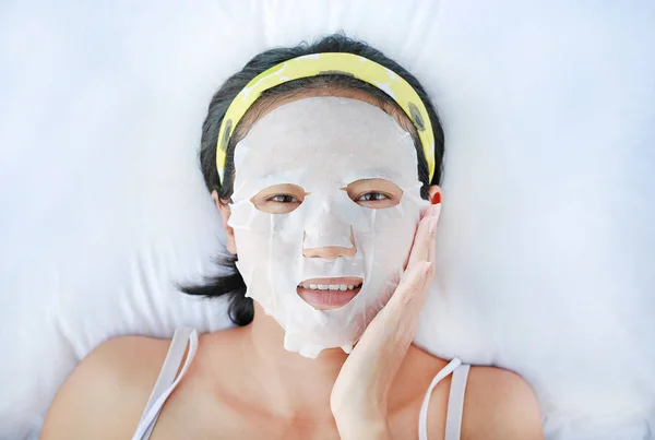 Beautiful brunette getting a facial treatment at the health spa — Stock Photo, Image