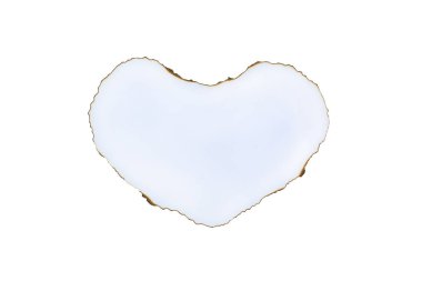 Beyaz arka plan üzerinde kalp şeklinde kağıt Burning