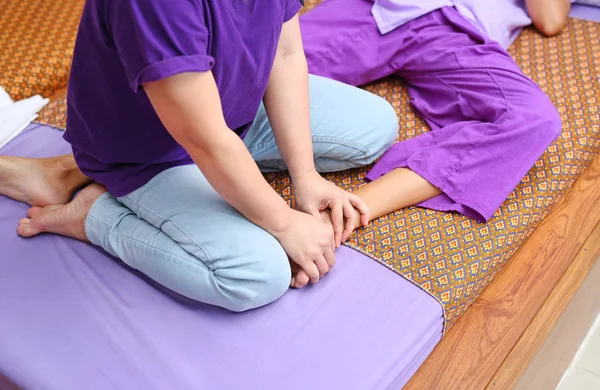 Tailandês massagem nos pés terapia de medicina alternativa com óleo de aroma de ervas tailandesas . — Fotografia de Stock