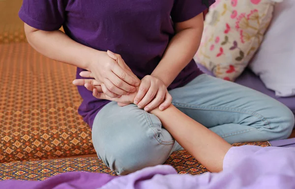 Massagem tailandesa famosa, ação do terapeuta para o cliente . — Fotografia de Stock