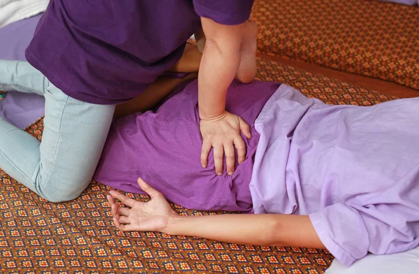 Famoso masaje tailandés, acción terapeuta para el cliente . — Foto de Stock
