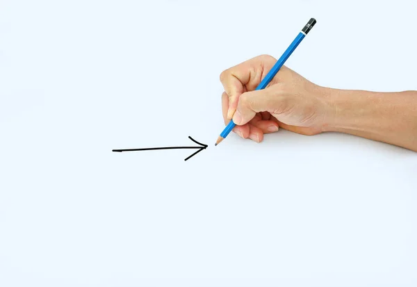 手拿着铅笔在白皮书的背景下，用铅笔画箭头标志 — 图库照片