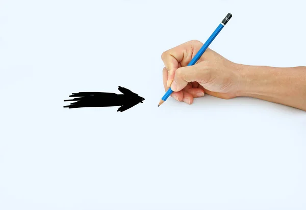 Ręka trzymająca ołówek na tle białej księgi, rysowanie ołówkiem na znak strzałki — Zdjęcie stockowe