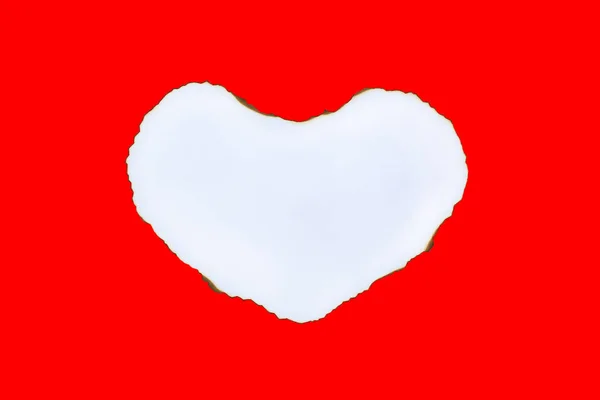 Papel Quema en forma de corazón sobre fondo rojo —  Fotos de Stock