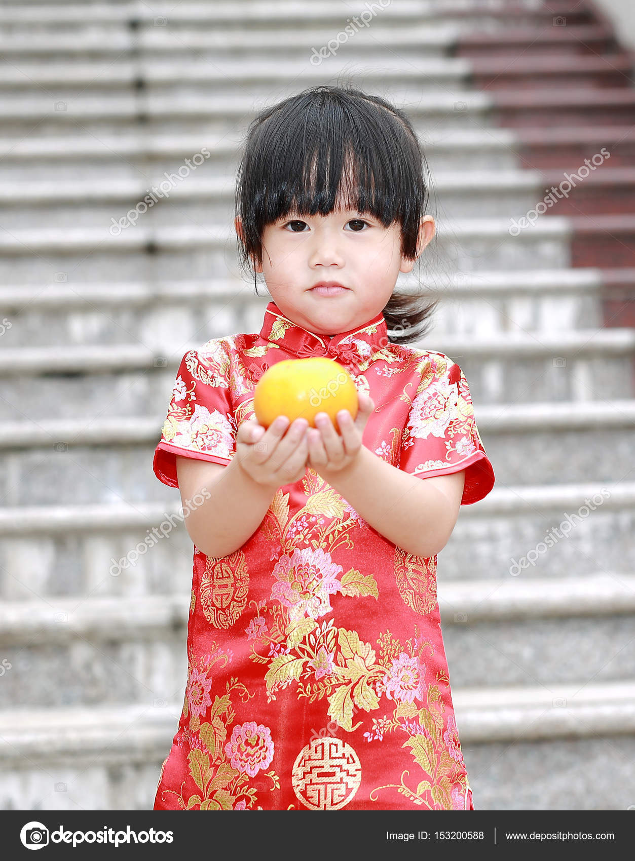 Mignon asiatique  gosse fille dans traditionnel  chinois 
