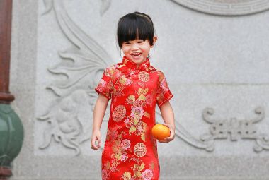 Bangkok Tayland Çin tapınağında kutsal turuncu holding ile elbise şirin Asyalı çocuk kız geleneksel Çince.