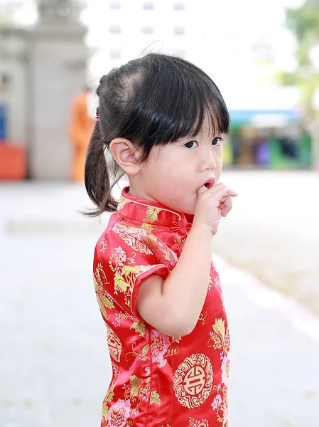 Linda niña asiática en vestido chino tradicional con la celebración de la naranja sagrada en el templo chino en Bangkok . — Foto de Stock