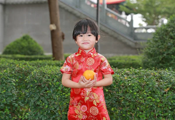 Bangkok Tayland Çin tapınağında kutsal turuncu holding ile elbise şirin Asyalı çocuk kız geleneksel Çince.
