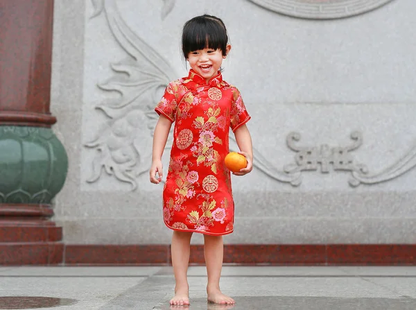 Bangkok Tayland Çin tapınağında kutsal turuncu holding ile elbise şirin Asyalı çocuk kız geleneksel Çince.