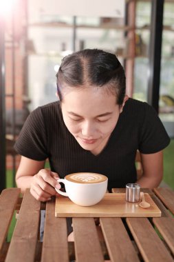 Sabahları sıcak kahve içme kadın.