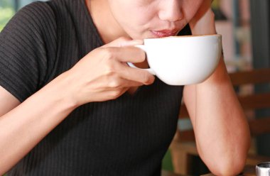 Sıcak kahve içen kadın..