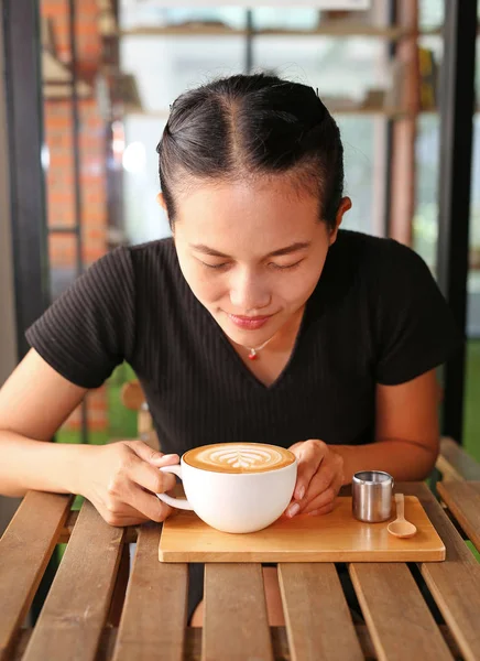 Nő forró kávét inni reggel. — Stock Fotó