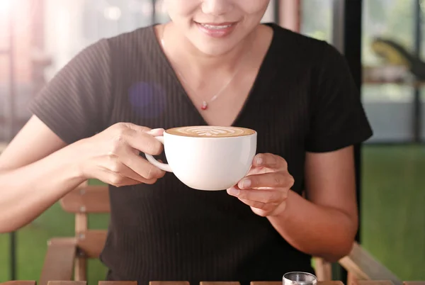 Женщина пьет горячий кофе по утрам . — стоковое фото