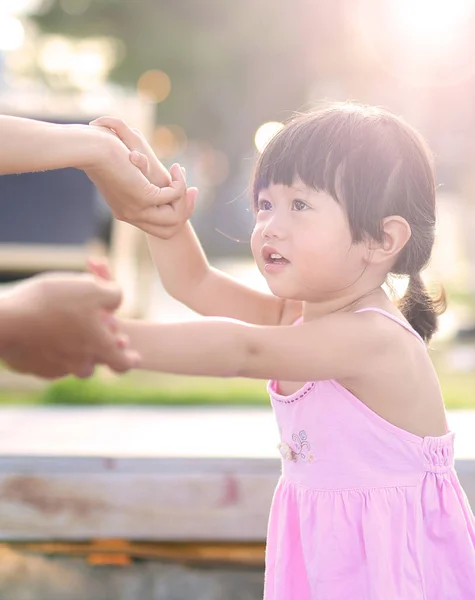 Porträt eines kleinen Mädchens, das mit der Mutter am Meer geht, glückliche Familie. — Stockfoto