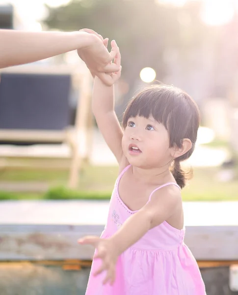 Potret gadis kecil berjalan dengan ibu Memegang tangan seseorang di pantai, Happy keluarga . — Stok Foto