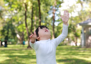 Sevimli küçük kız balonu parkta oynarken.