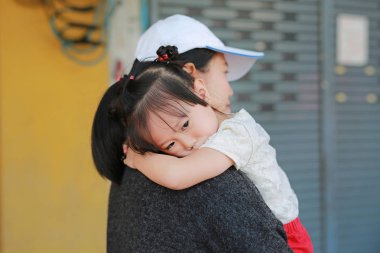Anne ve kızı bangkok chinatown, güzel sarılma portresi küçük kız annesi açık sarılma.