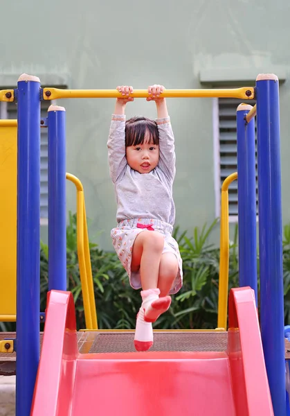 Porträtt av en liten flicka i en bild i en lekplats — Stockfoto